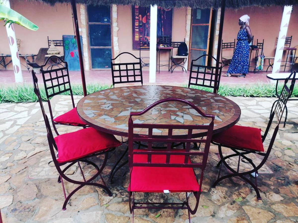 Begue Pokai Hostel Toubab Dialaw Exterior photo