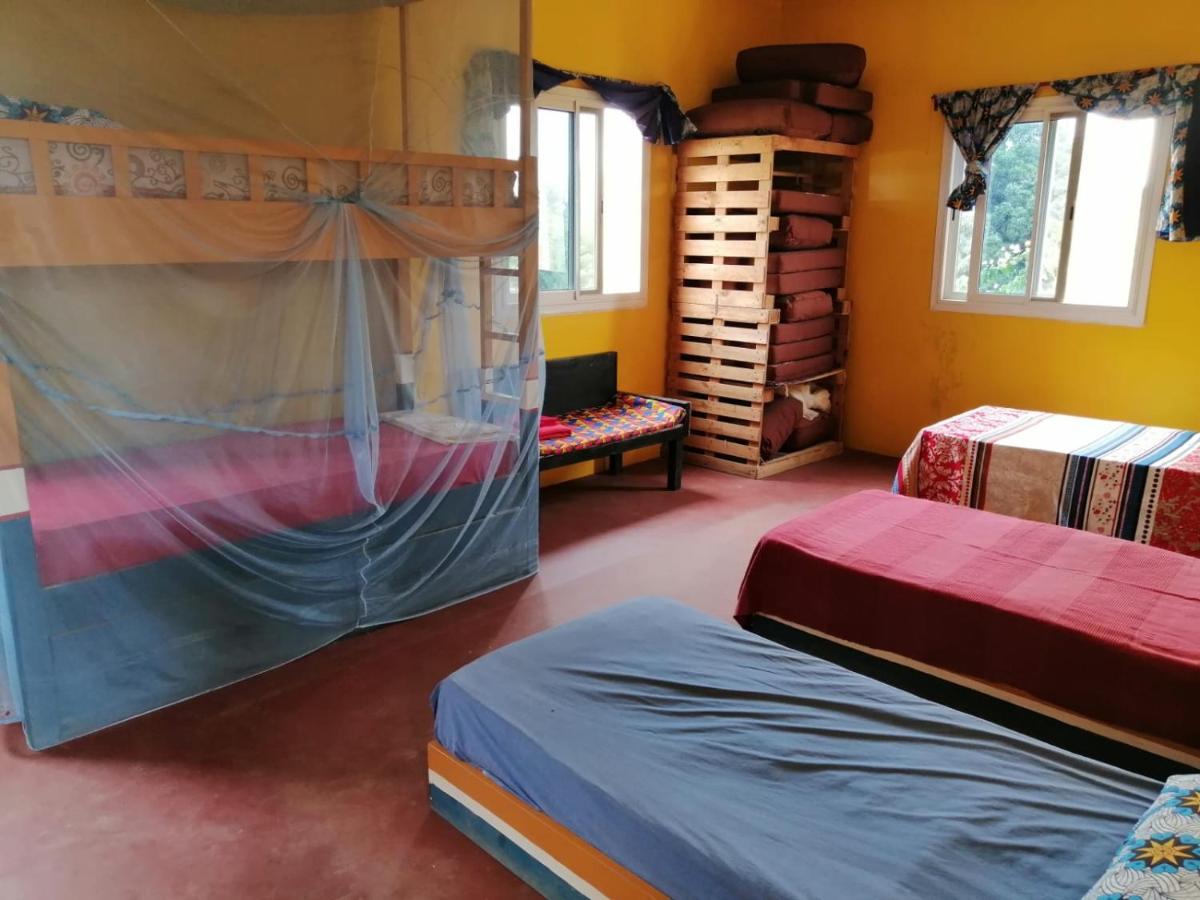 Begue Pokai Hostel Toubab Dialaw Exterior photo