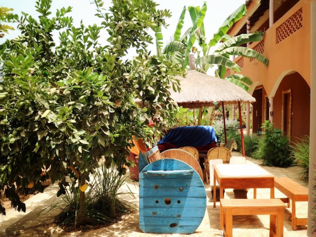 Begue Pokai Hostel Toubab Dialaw Exterior photo