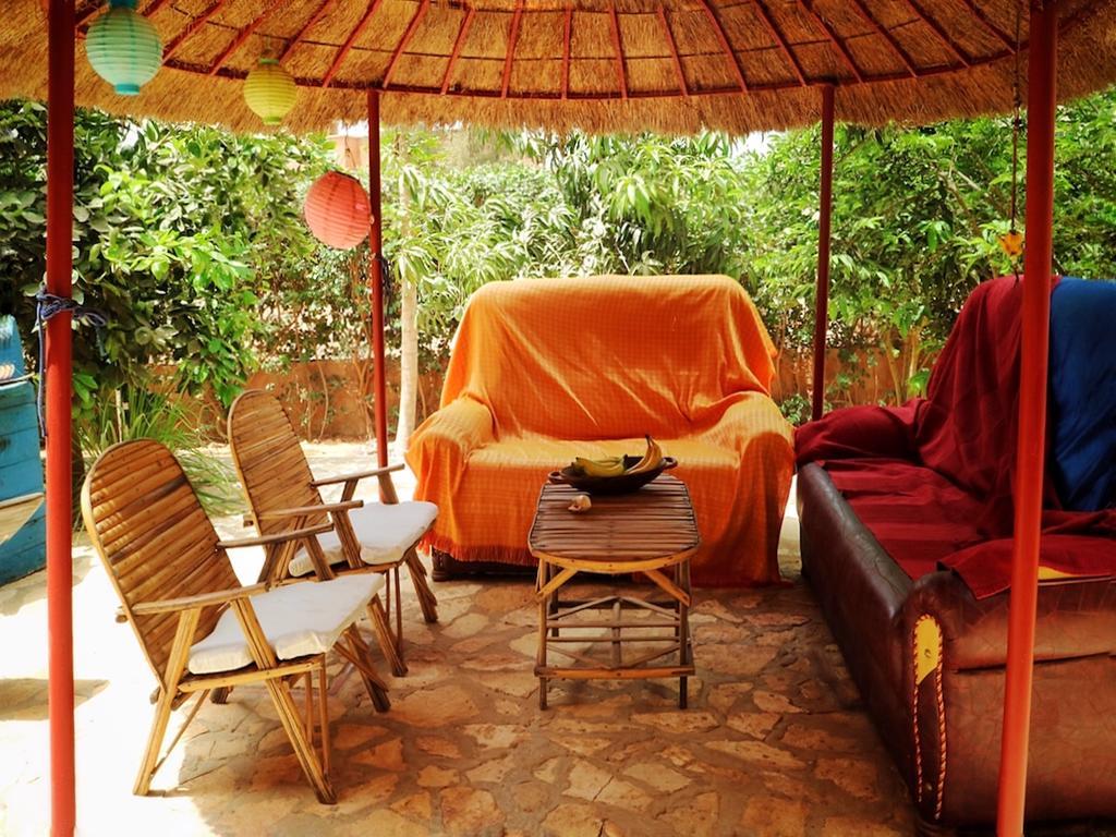 Begue Pokai Hostel Toubab Dialaw Exterior photo