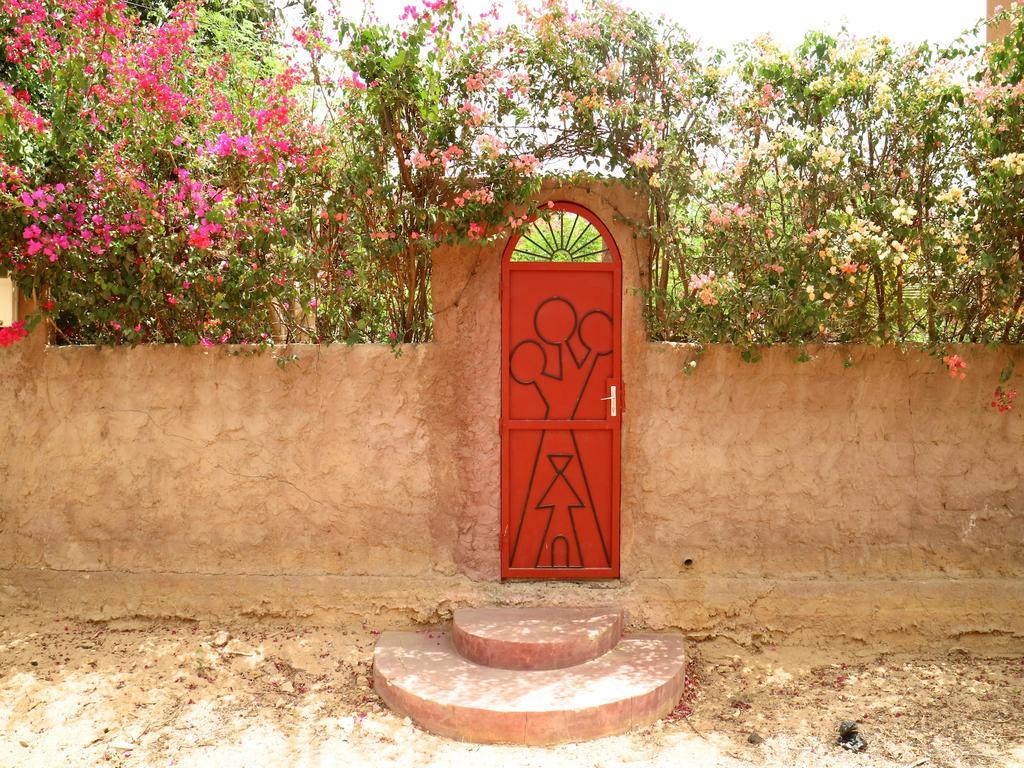 Begue Pokai Hostel Toubab Dialaw Exterior photo