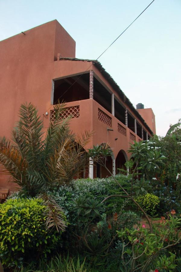 Begue Pokai Hostel Toubab Dialaw Exterior photo