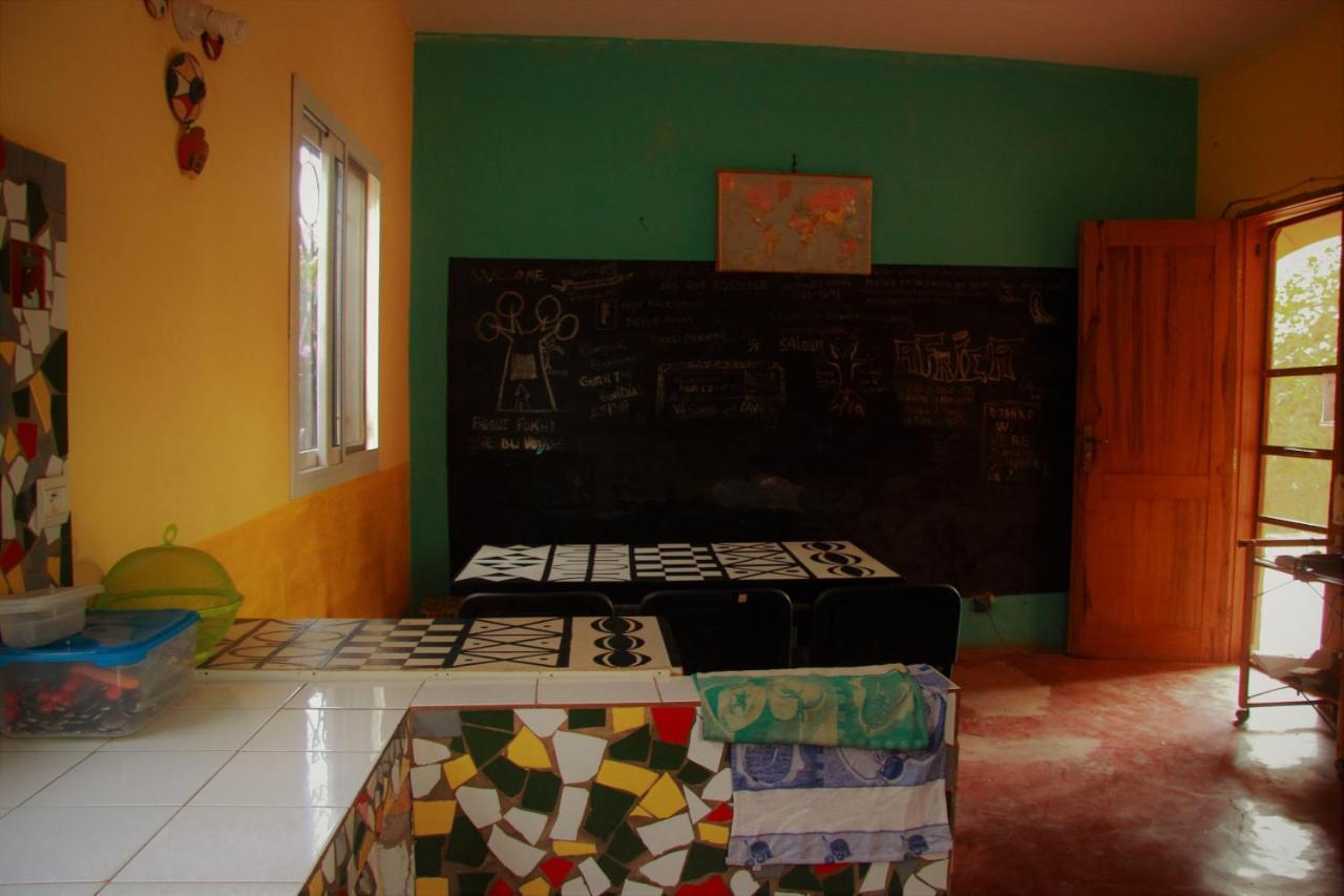 Begue Pokai Hostel Toubab Dialaw Exterior photo