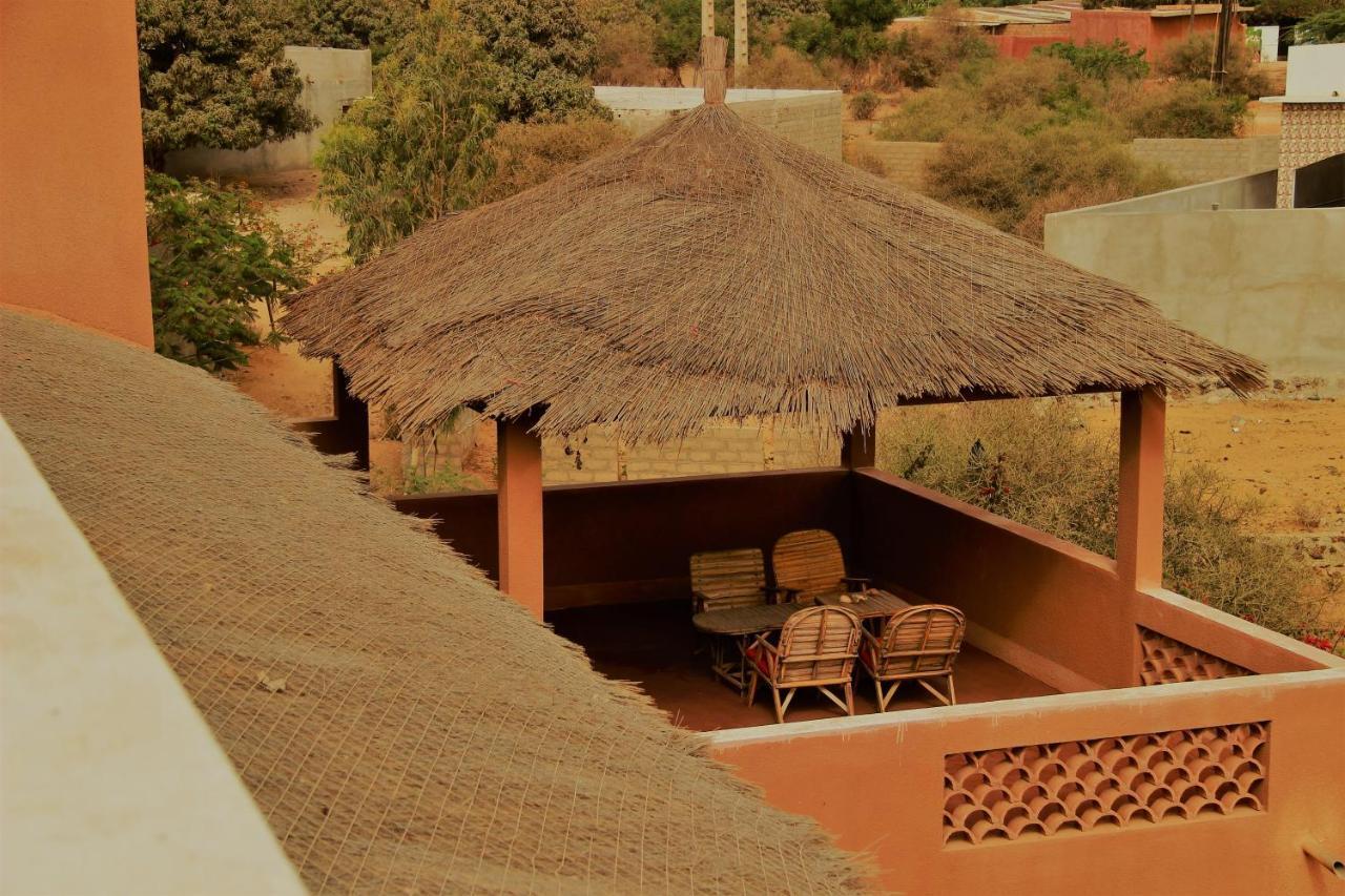 Begue Pokai Hostel Toubab Dialaw Exterior photo