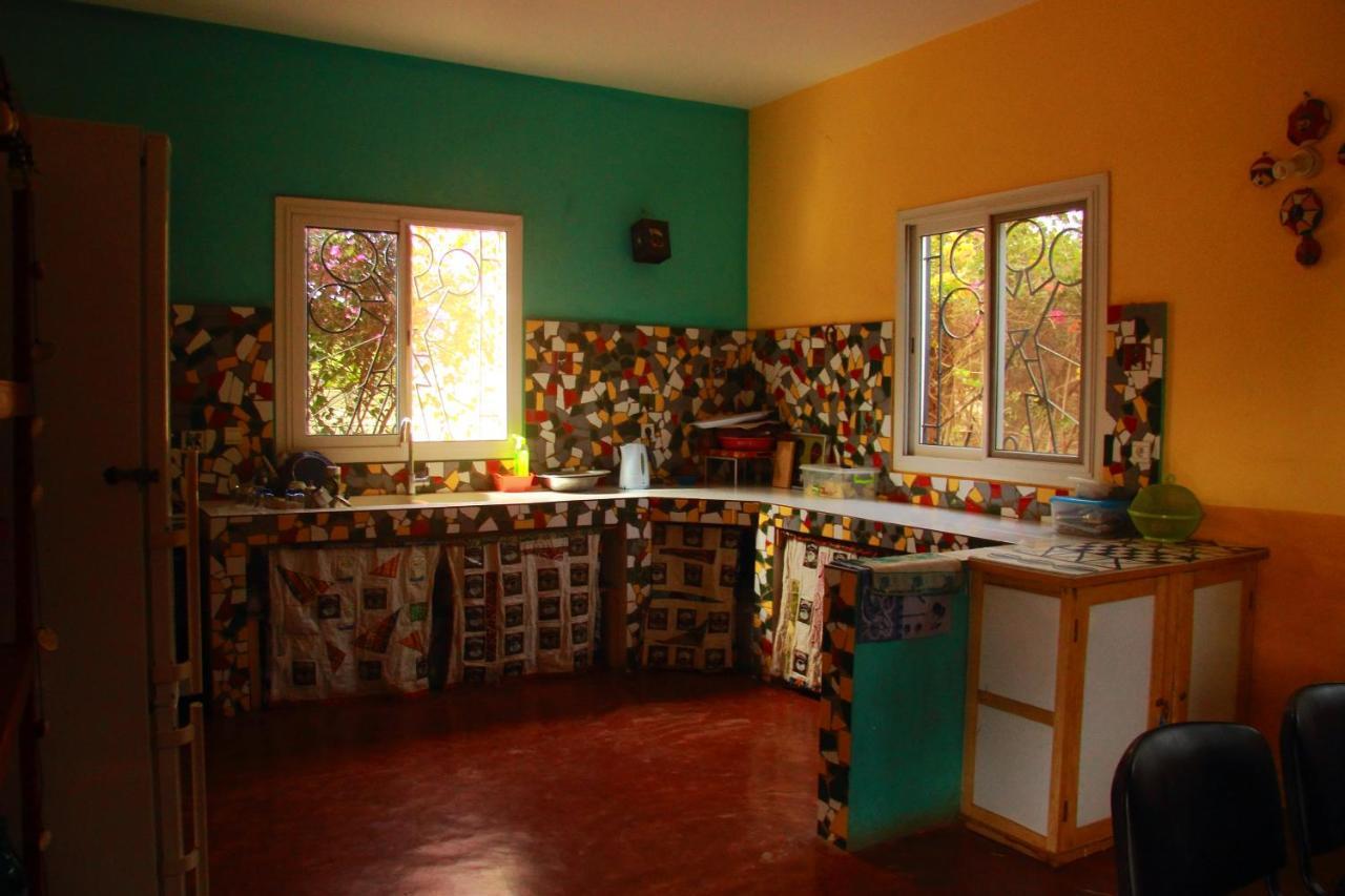Begue Pokai Hostel Toubab Dialaw Exterior photo