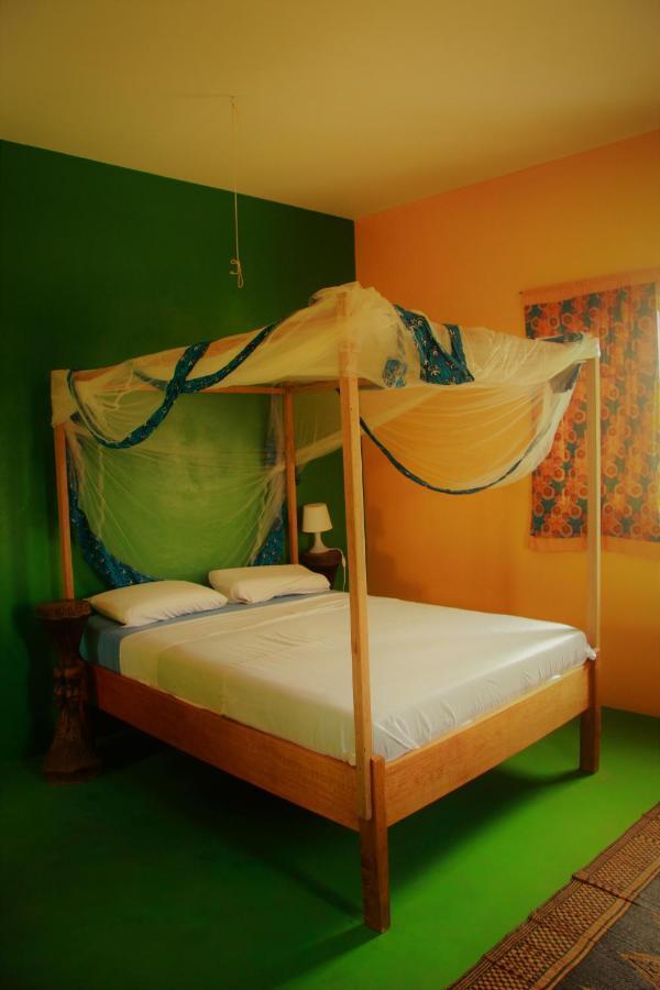 Begue Pokai Hostel Toubab Dialaw Exterior photo