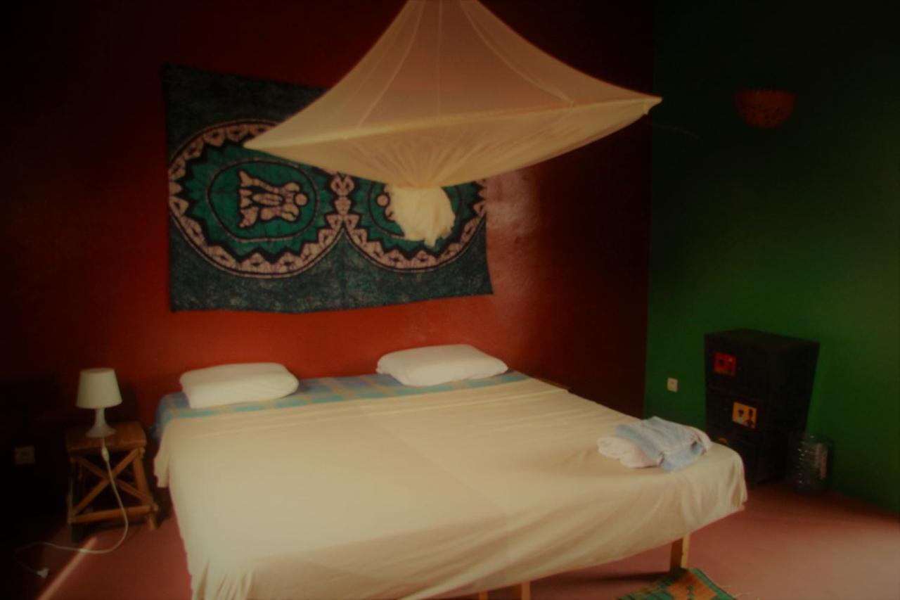 Begue Pokai Hostel Toubab Dialaw Exterior photo