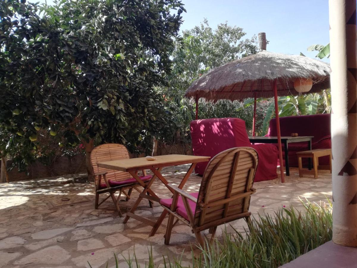 Begue Pokai Hostel Toubab Dialaw Exterior photo